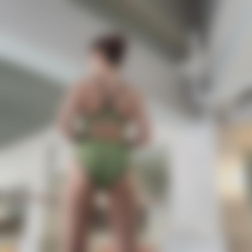 誰もいないプールサイドで💕✨