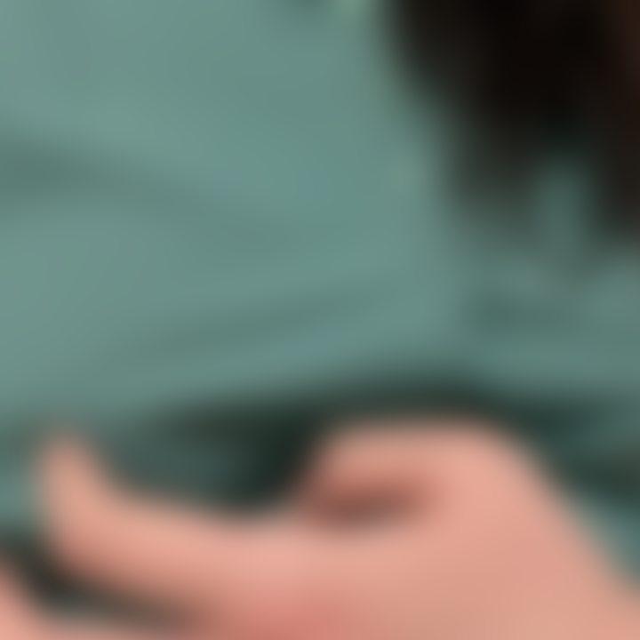 お仕事着で乳首オナ